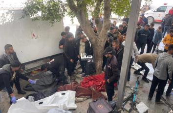 وصول عدد من الشهداء إلى مستشفى الشفاء بمدينة غزة جراء الغارات الإسرائيلية المستمرة