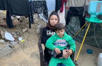 الطفل حسام البزم (4 أعوام) ناجٍ من مجزرة الاحتلال بحق عائلته في شمالي غزة ويواجه واقعًا إنسانيًا صعبًا