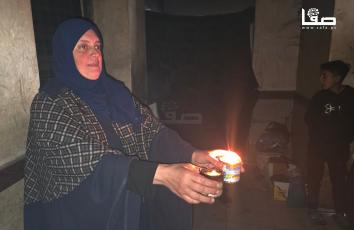 استخدام علب المساعدات الفارغة للإنارة لمواجهة انقطاع الكهرباء المستمر للعام الثالث في غزة