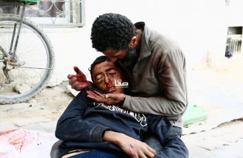 وصول جثماني طفلين إلى مجمّع الشفاء الطبي في مدينة غزة