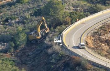 قوات الاحتلال تواصل تجريف الأراضي وقلع الأشجار في قرية بيتللو غرب رام الله