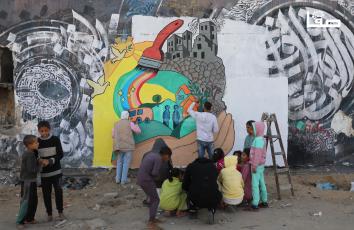 جدارية "من الركام إلى الحياة" تجسّد الصمود والأمل والارتباط بالأرض في غزة