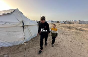 الطفل أحمد العطار يأمل بالعلاج لاستعادة نظره الذي خطفه الاحتلال خلال حرب غزة