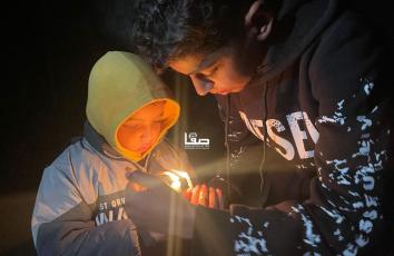 وقفة لأطفال من مخيم الشاطئ غربي مدينة غزة بالتزامن مع رأس السنة الميلادية