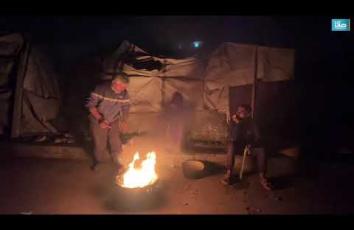 وسط الأنقاض والظلام النازحون في غزة يتدفؤون ويطهون على الحطب