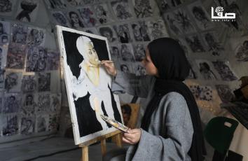 مرح الزعانين (18 عامًا) حوّلت خيمتها لمساحة فنية في مدينة غزة
