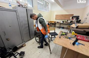 متحديًا إعاقته الجسدية.. المواطن رمزي يصلح الكراسي المتحركة لجرحى الحرب في غزة