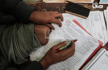 المُدرس سعيد عزام (33 عامًا) بترت قدميه في قصف للاحتلال أثناء إعداده دروس التعلم الإلكتروني بمخيم البريج وسط قطاع غزة