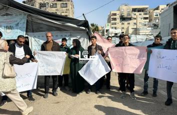 طلبة التعليم العالي في غزة يُنظمون وقفة للمطالبة بفتح معبر رفح وتمكينهم من السفر لاستكمال دراستهم الجامعية