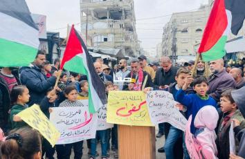 سكان مخيّم الشاطئ ينظمون وقفة احتجاجية للمطالبة بحل أزمة العملات في غزة