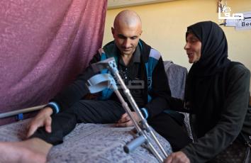 عبد الله الهسي ووالدته من خان يونس يصارعان مرض السرطان ويعيشان بين وجع المرض وطول انتظار السفر للعلاج خارج قطاع غزة