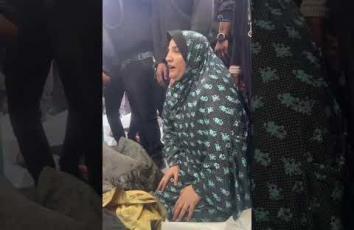 وداع أم لابنها الشهيـ..د في مستشفى الشفاء بمدينة غزة الذي ارتقى في قصـ..ف الاحتـ..لال المستمر