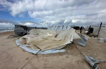 اقتلاع عدد من الخيام وتضرر أخرى جراء المنخفض الجوي الذي يضرب قطاع غزة