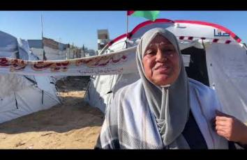 قصة إصرار وتحدي.. المعلمة خالدية حولت منزلها إلى مدرسة وبعد قصفه أنشأت مدرسة من الخيام على نفقتها