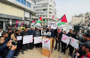 وقفة احتجاجية في غزة للمطالبة بحلّ أزمة العملة النقدية والفكة ووقف استغلال المواطنين