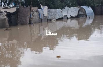 غرق طرقات وخيام النازحين  بفعل الأمطار في منطقة المواصي غربي رفح جنوبي قطاع غزة