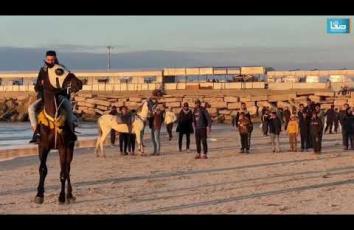 شاطئ غزة فسحة حياة ومخيم للنازحين