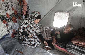 استُشهدت ابنتاها.. سحر التلولي (43 عامًا) تُعاني تشوهًا في يدها جرّاء إصابتها وتعيش مع زوجها في خيمة بمخيّم البريج وسط قطاع غزة