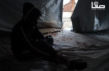 فقد زوجته بعد ثلاثة أيام فقط من زفافهما.. الشاب أحمد أبو سعدة (20 عامًا) يمر بأزمة نفسية حادة أدت إلى فقدانه القدرة على الكلام