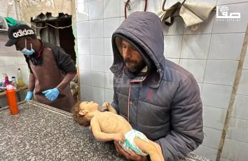 تشييع جثمان الرضيع محمد بسيوني (عام واحد) نتيجة البرد القارس في دير البلح وسط قطاع غزة