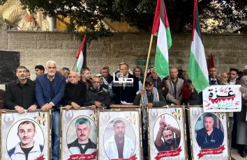 وقفة تضامنية أمام مقر اللجنة الدولية للصليب الأحمر في مدينة غزة دعمًا للأسرى في سجون الاحتلال