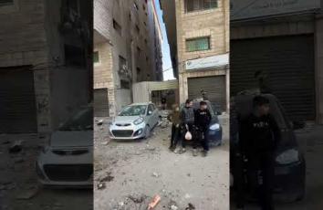 دمار بفعل استهداف طائرات الاحتلال شقة سكنية بحي الرمال غربي مدينة غزة فجر اليوم وارتقاء 5 أفراد