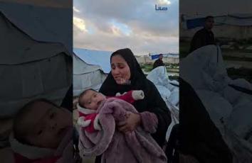 "كل يوم بنموت من السقعة لا سترة ولا مأوى ولا دفء".. المنخفض الجوي يتسبب بانهيار خيمة لعائلة تعيش داخل مقبرة