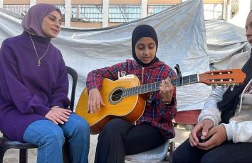 الناشطة رولا دلول توظف الموسيقى والغناء بطريقة إبداعية لعلاج الأطفال في غزة والترفيه عنهم وإخراجهم من حالة الخوف والحرب