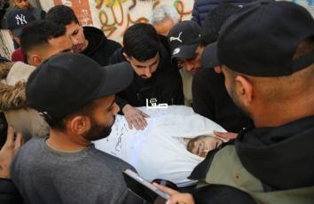 تشييع شهداء ارتقوا جراء قصف إسرائيلي استهدف مخيم جباليا شمالي القطاع فجر اليوم من مستشفى الشفاء بمدينة غزة
