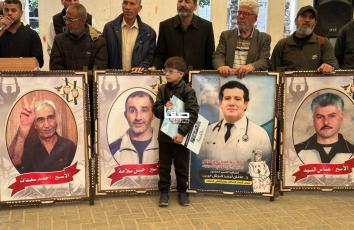 أهالي الأسرى يطالبون خلال اعتصامهم بمدينة غزة منظمة الصليب الأحمر بتحرك عاجل وجدي تجاه قضية أبنائهم