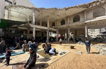 مواطنون في غزة يؤدّون الصلاة داخل مساجد مدمّرة ومُصليات مؤقتة أول أيام شهر رمضان المبارك