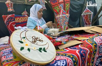 صناعة فوانيس رمضان من بقايا صناديق المساعدات في خان يونس