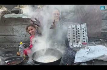 عائلات تعيش شهر رمضان بين ركام منازلها قرب مناطق سيطرة قوات الاحتلال في خانيونس