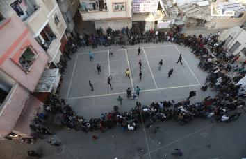 بعد أكثر من سنتين.. شبان من مخيم البريج وسط قطاع غزة يجدون متنفسًا بمارسة لعبة كرة الطائرة في ظل أوضاع إنسانية صعبة ونقص حاد بالمرافق والخدمات