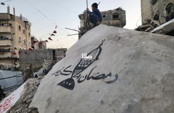 محاولات لإحياء الطقوس رغم الظروف الصعبة.. رسومات على أنقاض منازل في خان يونس جنوبي قطاع غزة استعدادًا لشهر رمضان