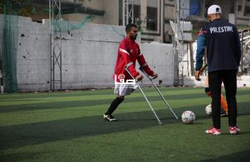 رغم كل التحديات.. فريق غزة الإرادة لذوي البتر يواصل تدريباته الرياضية على ملعب جنوبي مدينة غزة