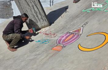 رسومات وعبارات ترحيبه بحلول شهر رمضان على ركام المنازل في خان يونس