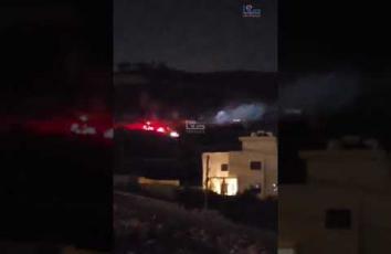 إطلاق نار مكثف وقنابل غاز على منازل المواطنين في اقتحام لجيش الاحتلال ومستوطنيه لقرية المغير