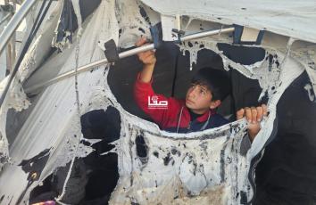 آثار القصف الإسرائيلي على مواصي خان يونس جنوبي قطاع غزة