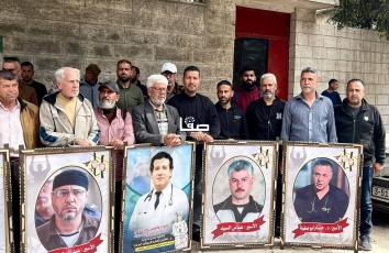 وقفة تضامنية مع الأسرى في سجون الاحتلال أمام مقر الصليب الأحمر في مدينة غزة