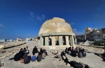 أطفال يتلون القرآن على ركام مسجد الحبيب محمد المدمر بخان يونس جنوبي قطاع غزة