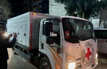 وصول جثامين نحو 60 شهيدًا إلى مجمّع الشفاء الطبي بمدينة غزة بعد تسلّمهم من قوات الاحتلال ضمن صفقة التبادل