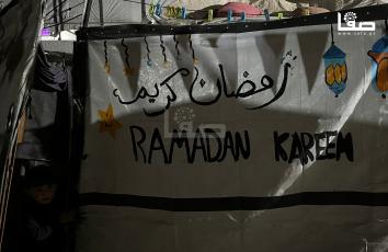 نازحون في غزة يستقبلون رمضان في خيامهم المتهالكة بالفوانيس رغم الظروف القاسية التي يعيشونها في ظل حرب الإبادة