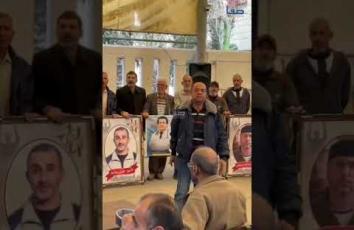 هتافات أهالي الأسر.ى خلال اعتصامهم بمقر الصليب الأحمر الدولي بغزة