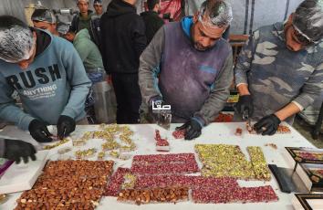 صناعة الحلقوم يدويًا في مواصي خانيونس جنوبي قطاع غزة مع قرب حلول عيد الفطر السعيد