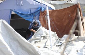 بعد قصف إسرائيلي استهدفه أمس.. نازحون يرمّمون الأضرار التي خلّفها القصف في مخيّم أنصار غربي مدينة غزة