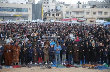 بين أنقاض المنازل المدمرة.. جانب من صلاة عيد الفطر في منطقة السرايا وسط مدينة غزة