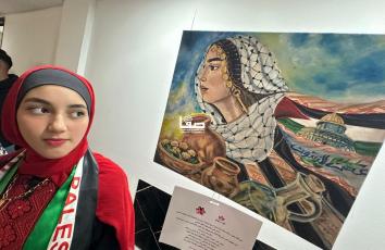 في الذكرى ال50 ليوم الأرض.. فتيات يافعات من غزة يجسّدن بلوحاتهن الهوية الفلسطينية