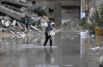 أوضاع مأساوية في غزة… غرق عدد من خيام النازحين غرب المدينة بفعل المنخفض الجوي