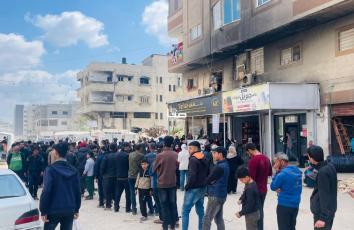 أزمة الطحين والوقود تدفع سكان غزة للتكدس في  طوابير طويلة أمام نقاط بيع الخبز وسط تفاقم الأزمة الإنسانية واستمرار الحصار